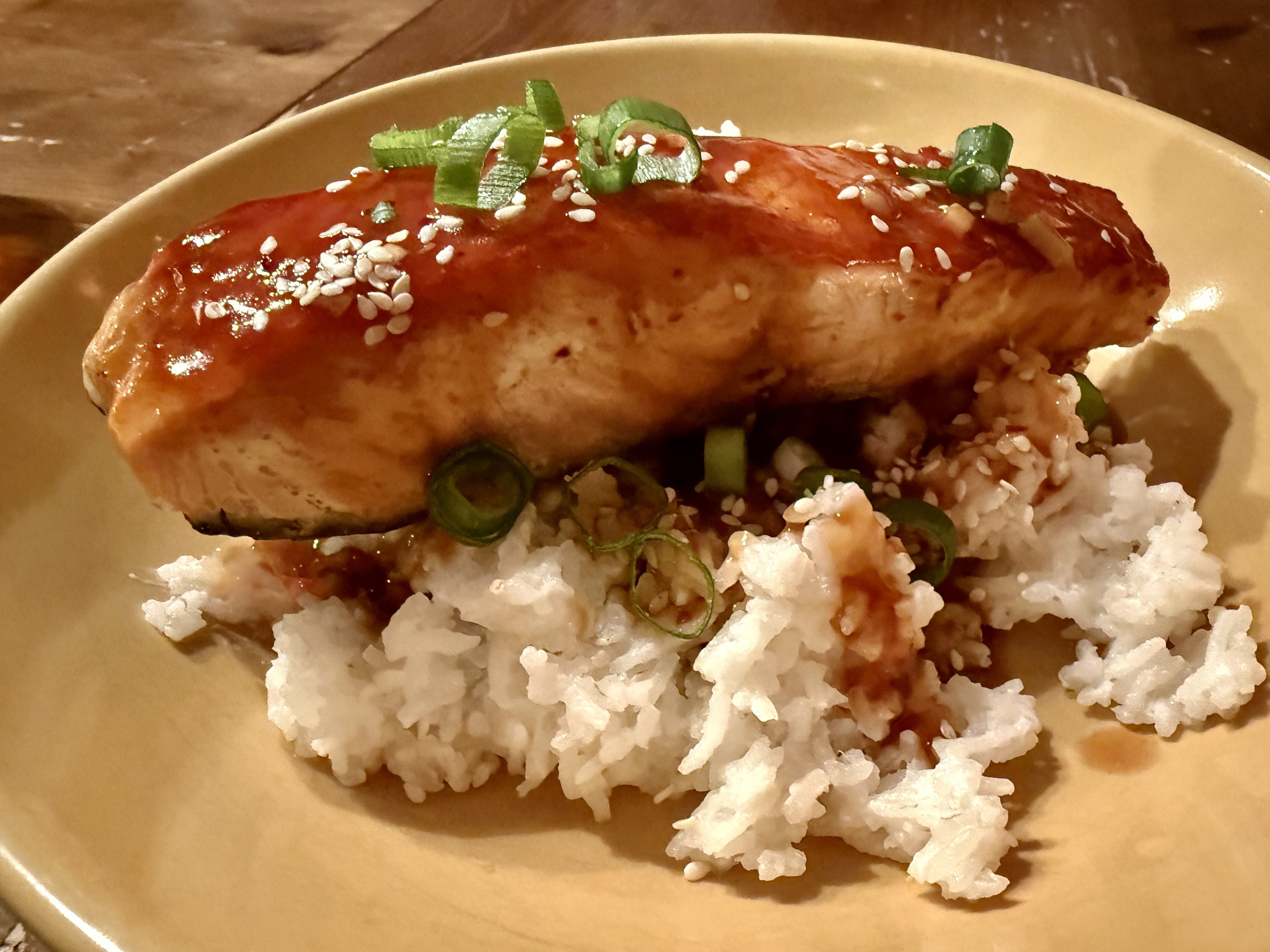 <i>Zitrus-Honig</i><i>glasierter Lachs</i><i>auf Kokos-Reis</i>